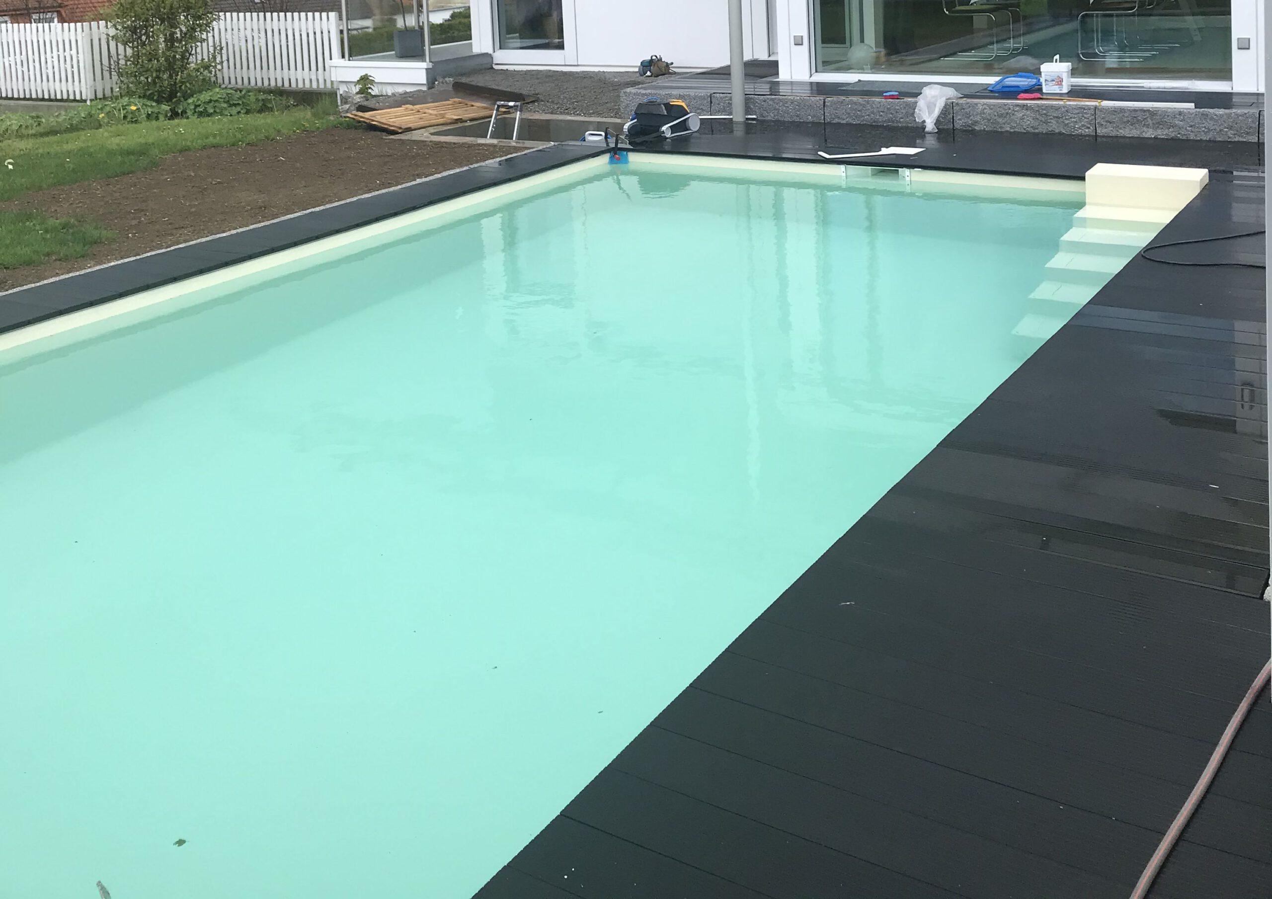 Rechteckbecken aus Beton mit Einstiegstreppe 4 x 8 1,5 m in Farbe Sand