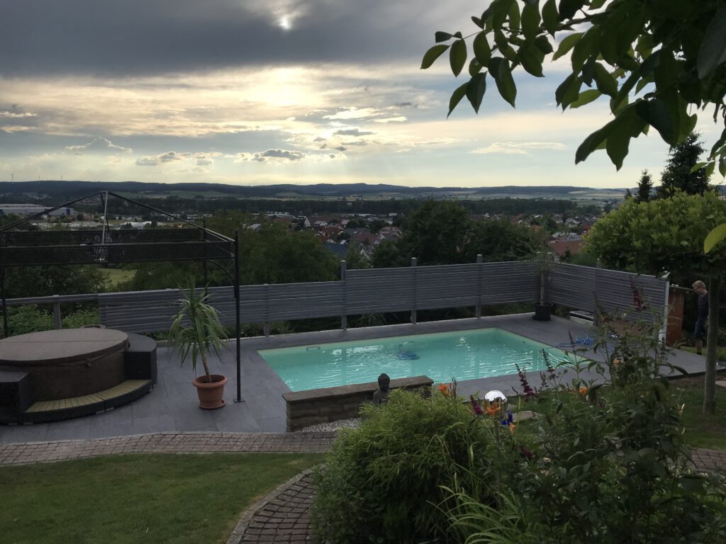 Fertig umgebaute Poollandschaft